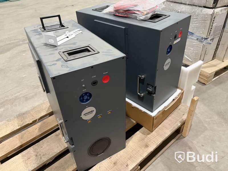 Stor mängd material för solenergi, bl.a. växelriktare, montagematerial m.m.