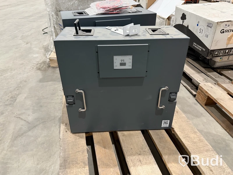 Stor mängd material för solenergi, bl.a. växelriktare, montagematerial m.m.