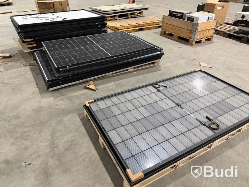 Stor mängd material för solenergi, bl.a. växelriktare, montagematerial m.m.