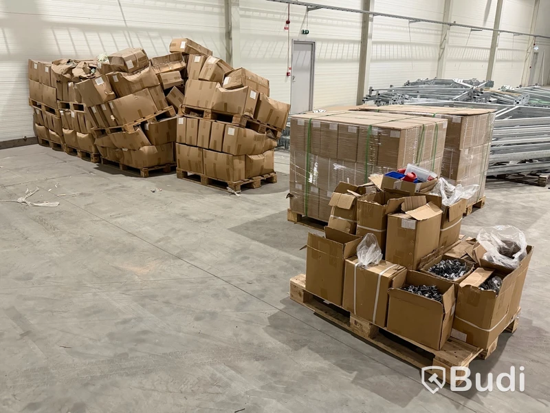 Stor mängd material för solenergi, bl.a. växelriktare, montagematerial m.m.