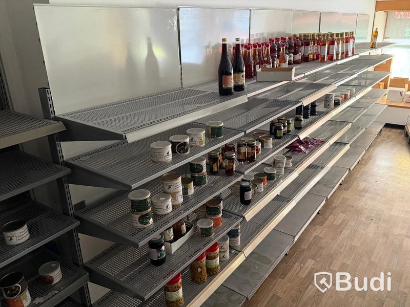 Ca 23 sektioner butikshyllor samt Pan-Oston kassalinje