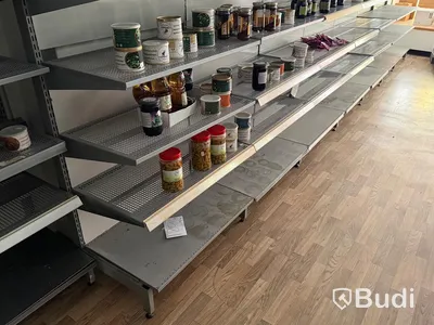 Ca 23 sektioner butikshyllor samt Pan-Oston kassalinje