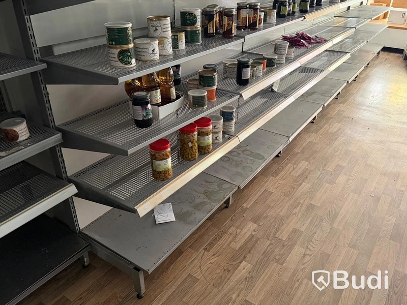 Ca 23 sektioner butikshyllor samt Pan-Oston kassalinje