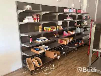 Ca 23 sektioner butikshyllor samt Pan-Oston kassalinje