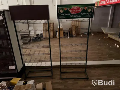 Ca 23 sektioner butikshyllor samt Pan-Oston kassalinje