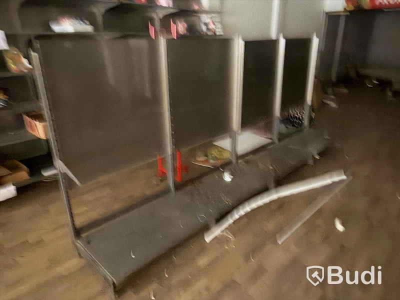Ca 23 sektioner butikshyllor samt Pan-Oston kassalinje