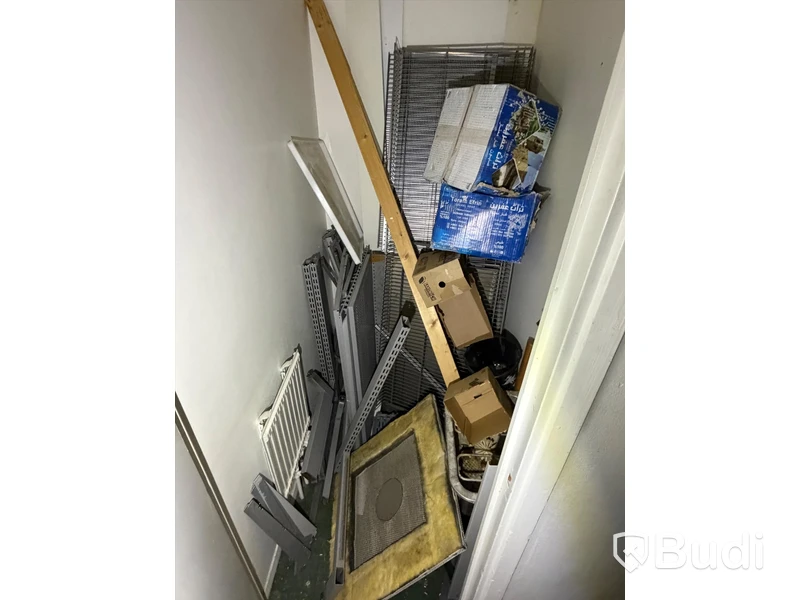 Ca 23 sektioner butikshyllor samt Pan-Oston kassalinje