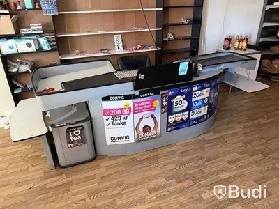 Ca 23 sektioner butikshyllor samt Pan-Oston kassalinje