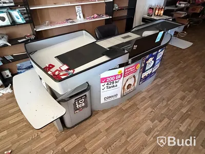 Ca 23 sektioner butikshyllor samt Pan-Oston kassalinje