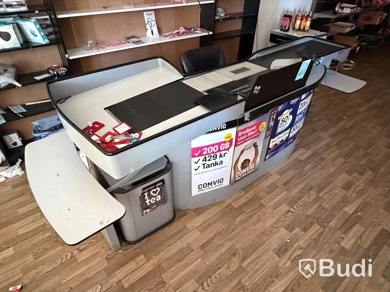 Ca 23 sektioner butikshyllor samt Pan-Oston kassalinje