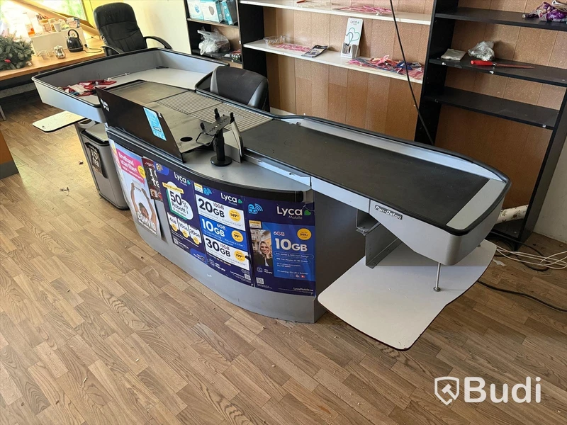 Ca 23 sektioner butikshyllor samt Pan-Oston kassalinje