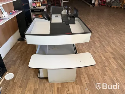 Ca 23 sektioner butikshyllor samt Pan-Oston kassalinje