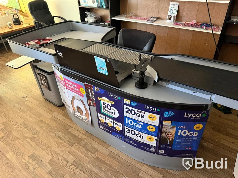 Ca 23 sektioner butikshyllor samt Pan-Oston kassalinje