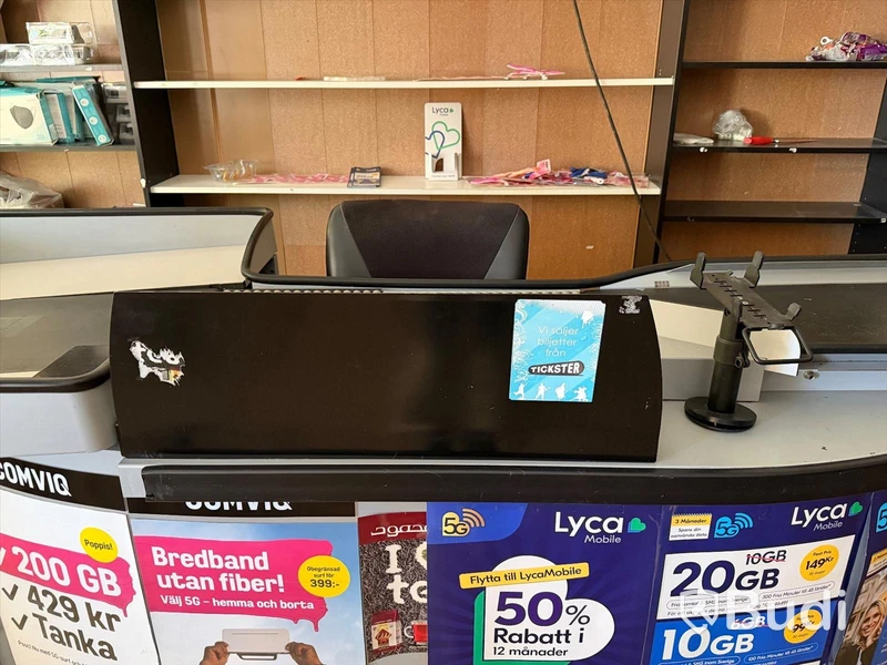 Ca 23 sektioner butikshyllor samt Pan-Oston kassalinje