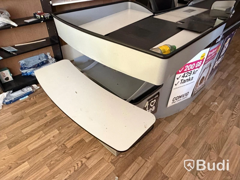 Ca 23 sektioner butikshyllor samt Pan-Oston kassalinje