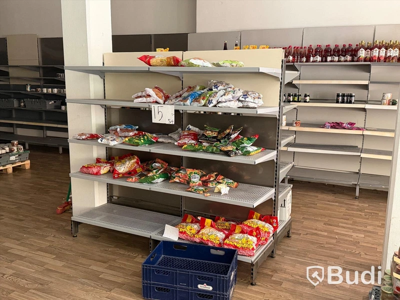 Ca 23 sektioner butikshyllor samt Pan-Oston kassalinje