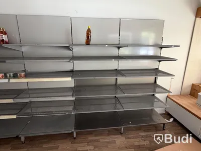Ca 23 sektioner butikshyllor samt Pan-Oston kassalinje