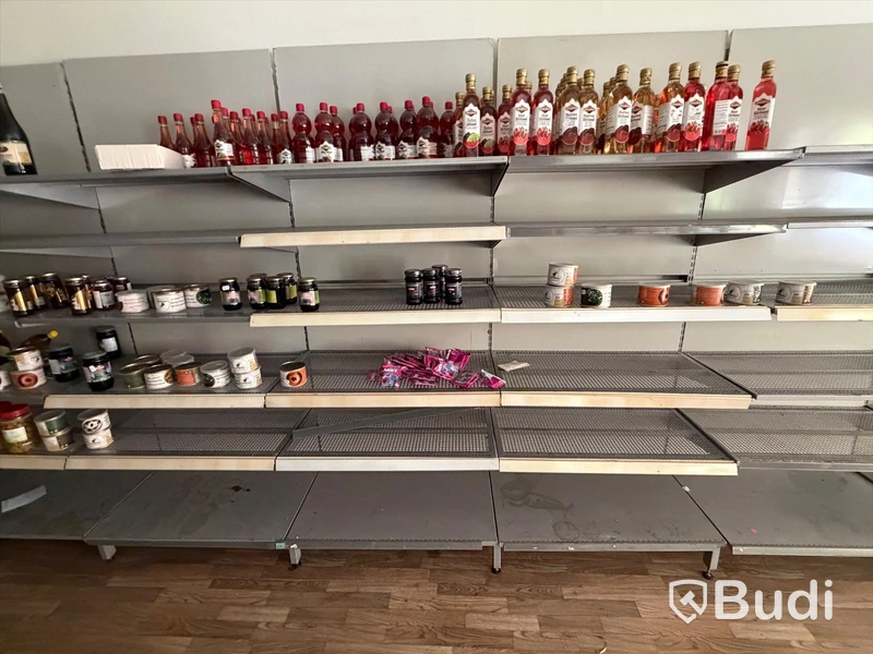 Ca 23 sektioner butikshyllor samt Pan-Oston kassalinje