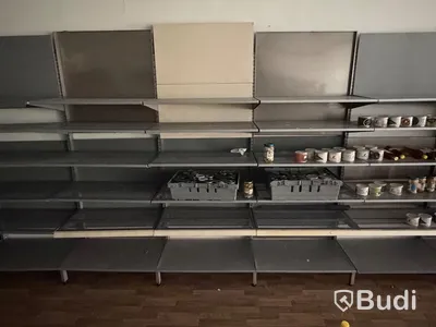 Ca 23 sektioner butikshyllor samt Pan-Oston kassalinje
