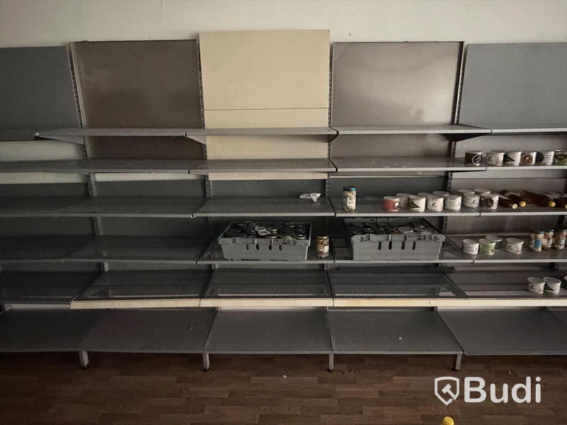 Ca 23 sektioner butikshyllor samt Pan-Oston kassalinje
