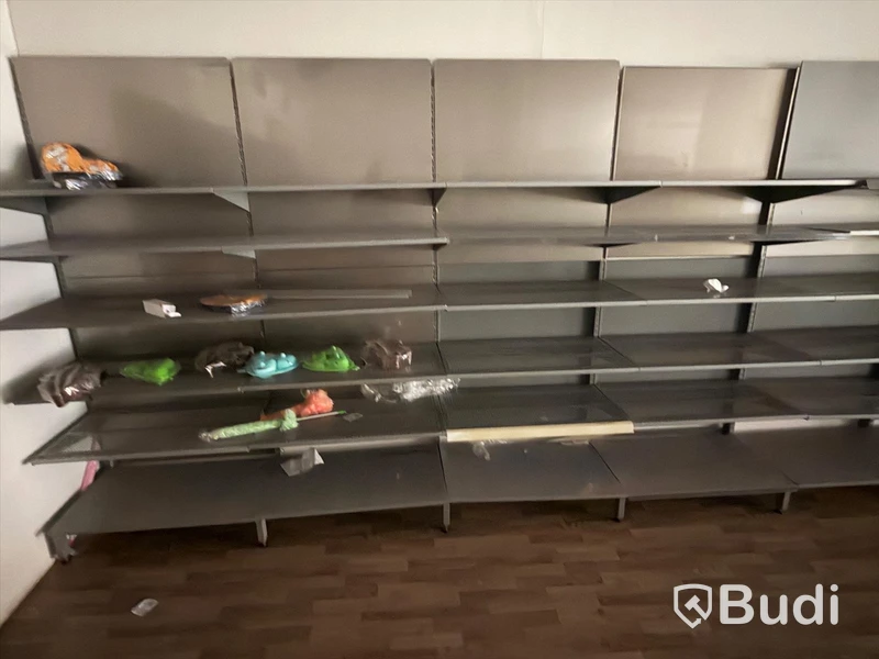 Ca 23 sektioner butikshyllor samt Pan-Oston kassalinje