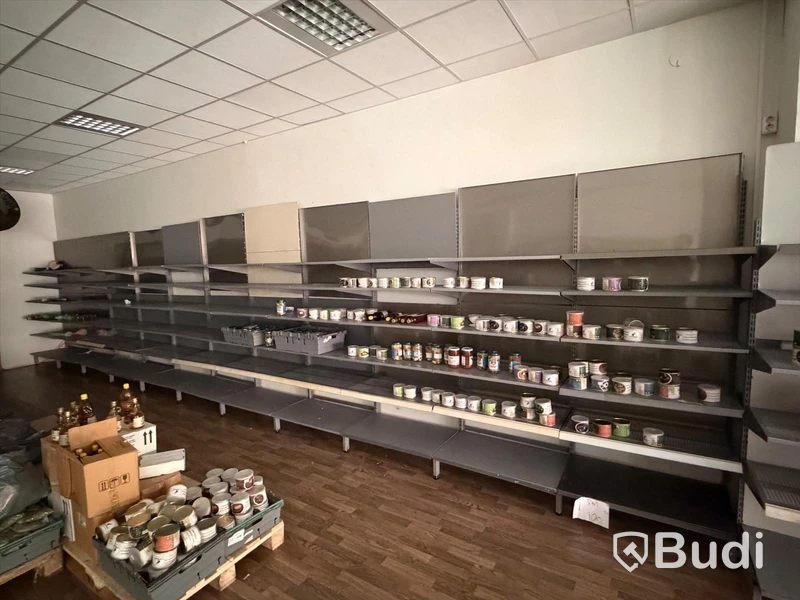 Ca 23 sektioner butikshyllor samt Pan-Oston kassalinje