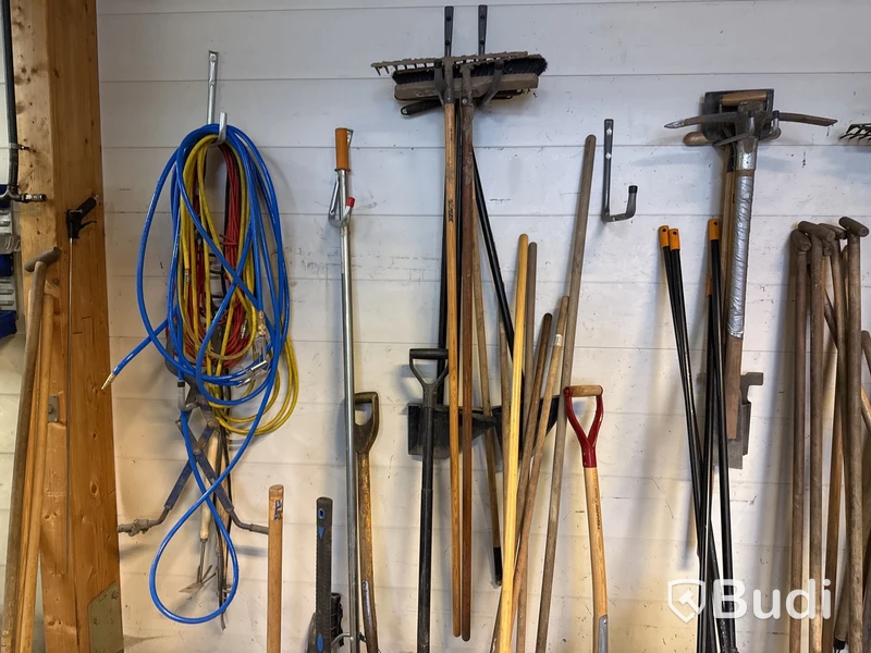 Parti redskap (spadar, krattor, spett, släggor etc.)