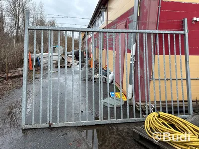 Galvad dubbelgrind med stolpar