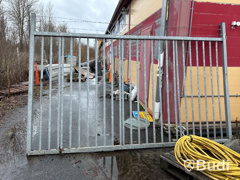 Galvad dubbelgrind med stolpar