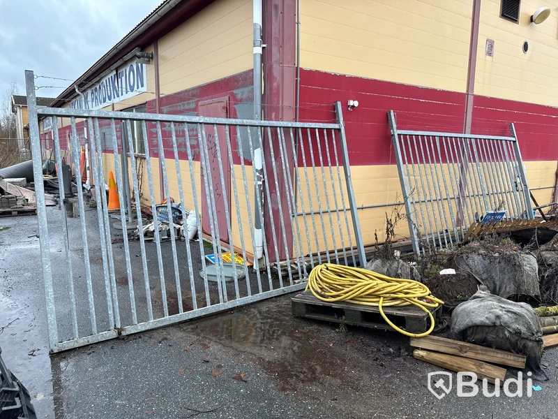 Galvad dubbelgrind med stolpar