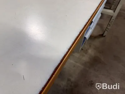 Arbetsbänk med lådor