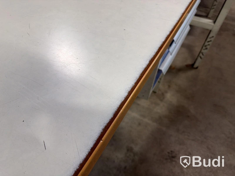 Arbetsbänk med lådor