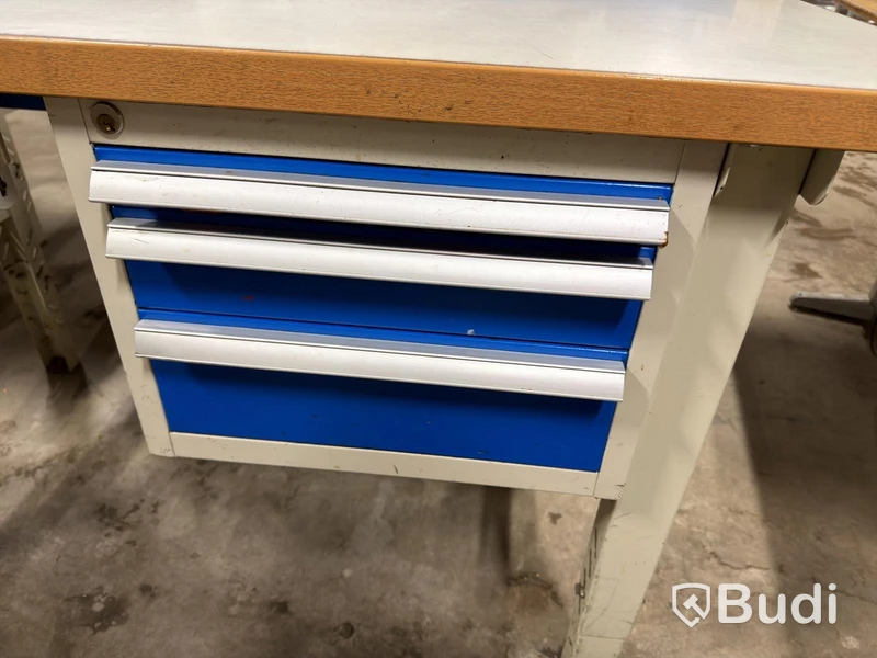 Workbench with drawers