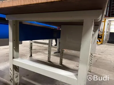 Workbench with drawers