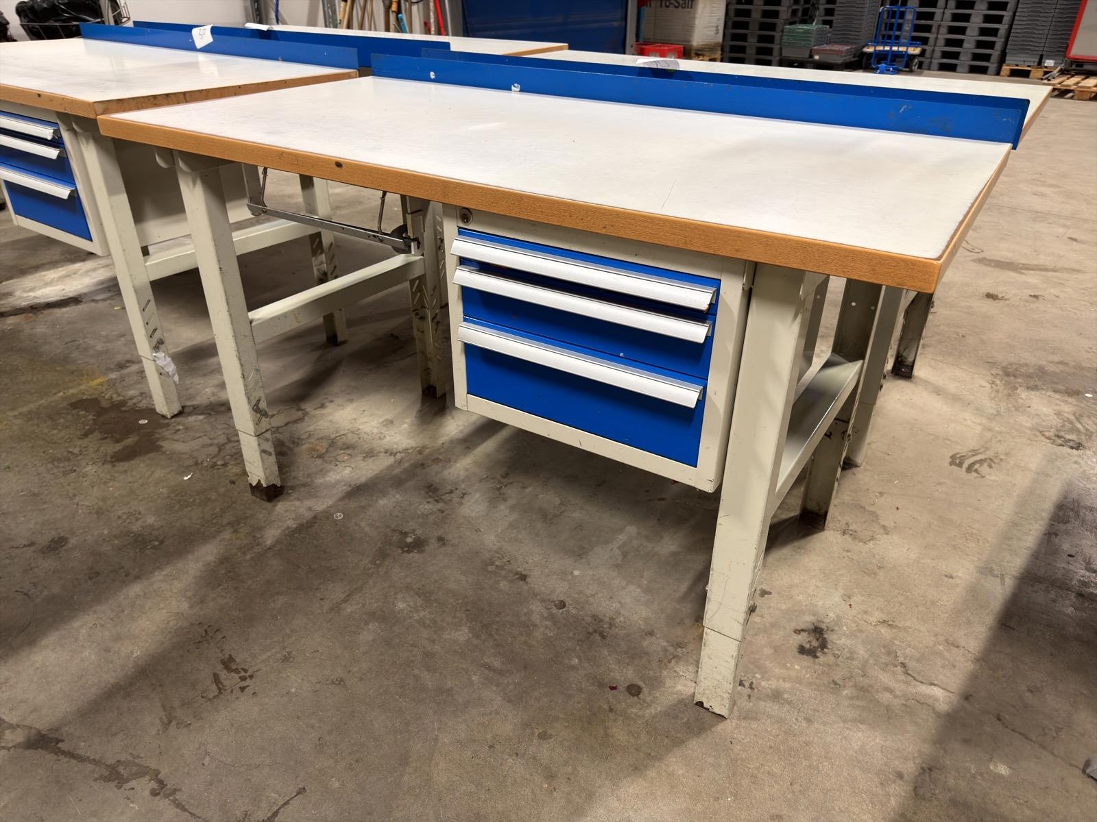 Workbench with drawers
