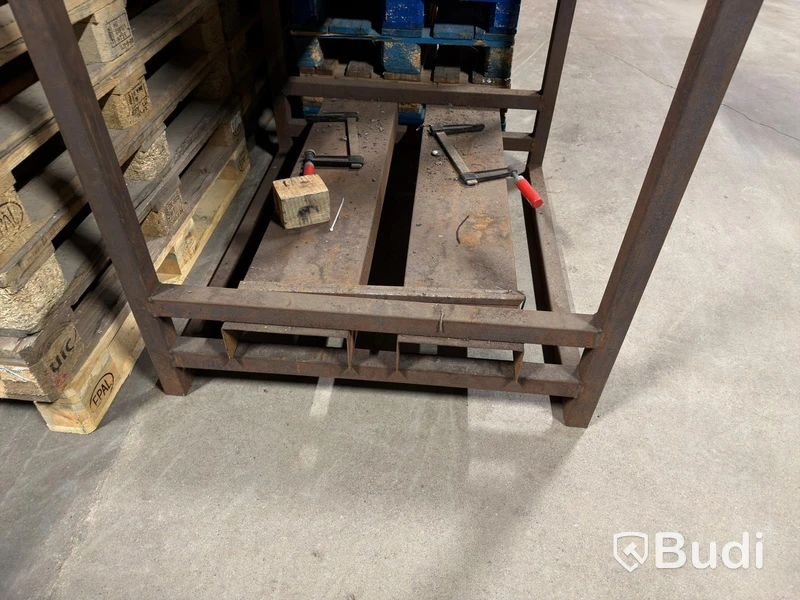 Personnel basket for forklift forks