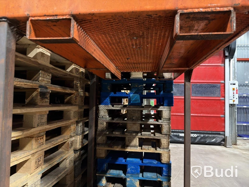Personnel basket for forklift forks