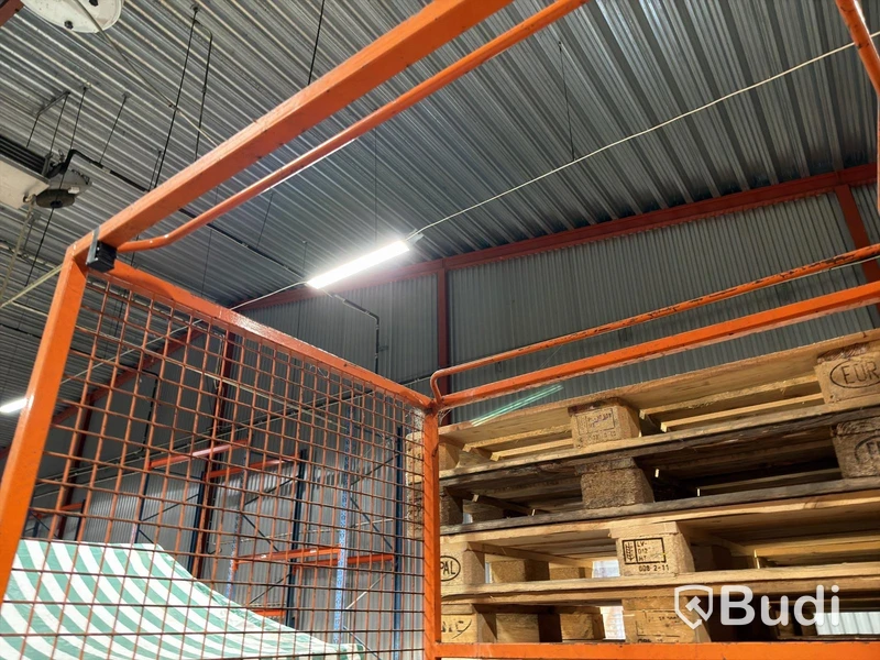 Personnel basket for forklift forks