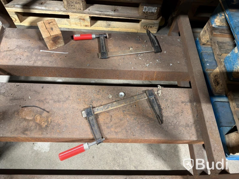 Personnel basket for forklift forks