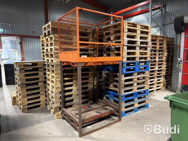Personnel basket for forklift forks