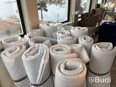 Parti med divers bäddmadrasser, olika storlekar och modeller