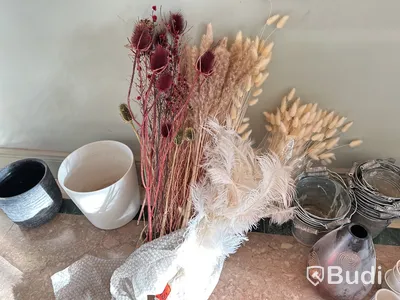 Parti med krukor och konstgjorda blommor