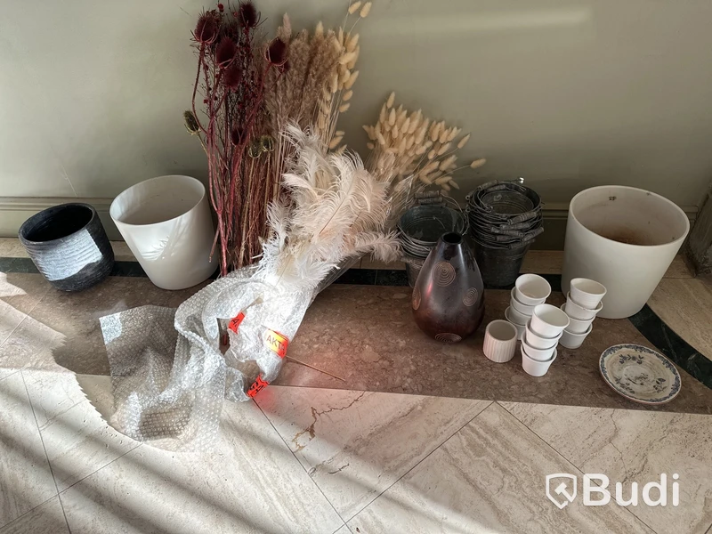 Parti med krukor och konstgjorda blommor