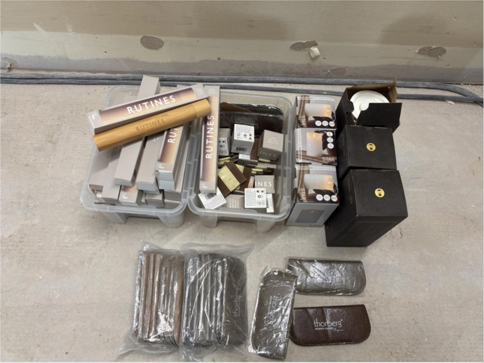 Parti med tanborstfodral, glasögonfodral m.m