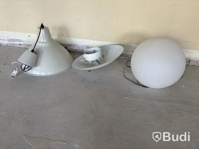 Lot of assorted lamps