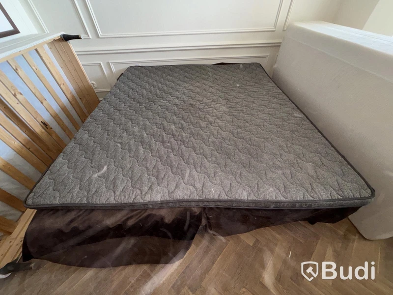 Dubbelsäng inkl brun sängkappa/sängkjol