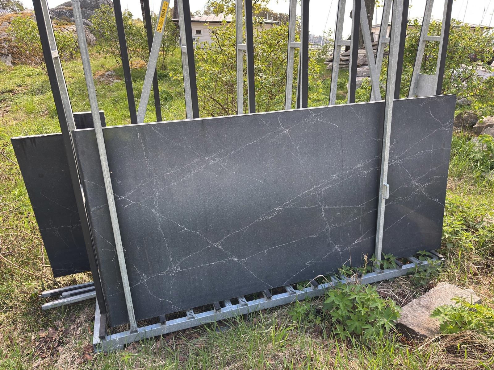 2 st. Stenskivor i svart marmor