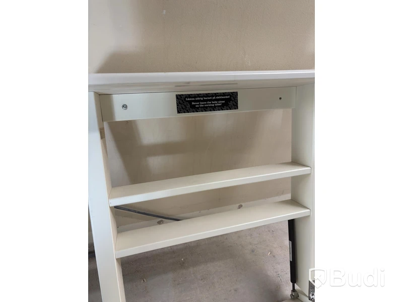 Robust wall-mounted changing table