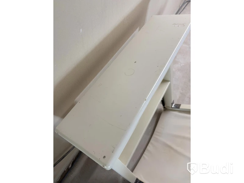 Robust wall-mounted changing table