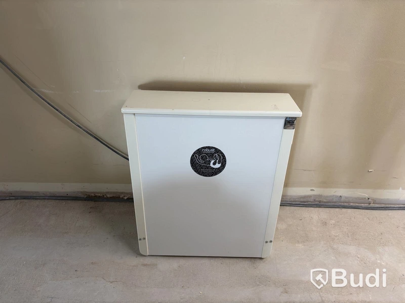 Robust wall-mounted changing table
